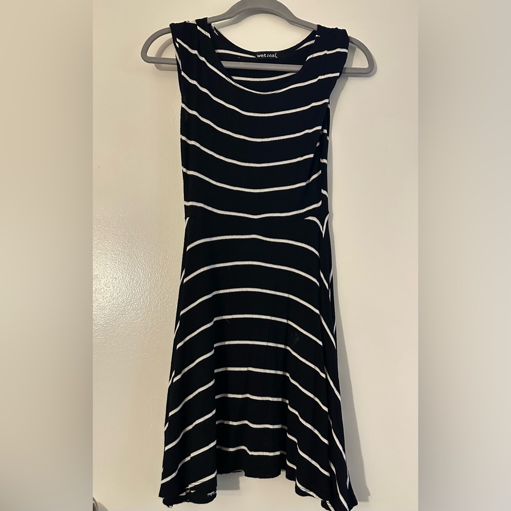 Wet Seal Short Sleeve Black and White Striped Midi Dress - Small
